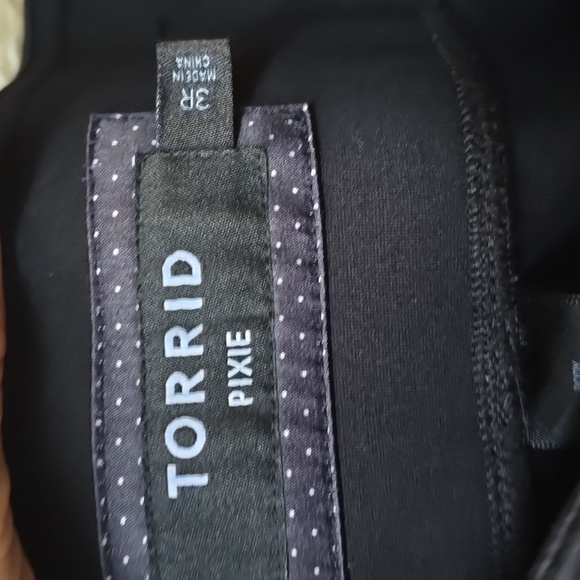 Torrid Black Crop Pixie Pants 3r  regular - Picture 6 of 10